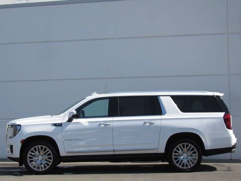 Used 2023 GMC Yukon XL Denali AWD/4WD image 4