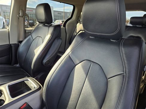 Used 2022 Chrysler Pacifica Touring-L image 15