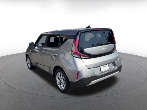 Used 2025 Kia Soul LX w/ LX Technology Package FWD image 8