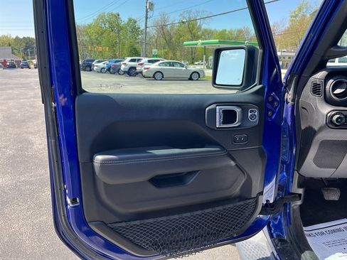 Used 2018 Jeep Wrangler Unlimited Sahara AWD/4WD image 16