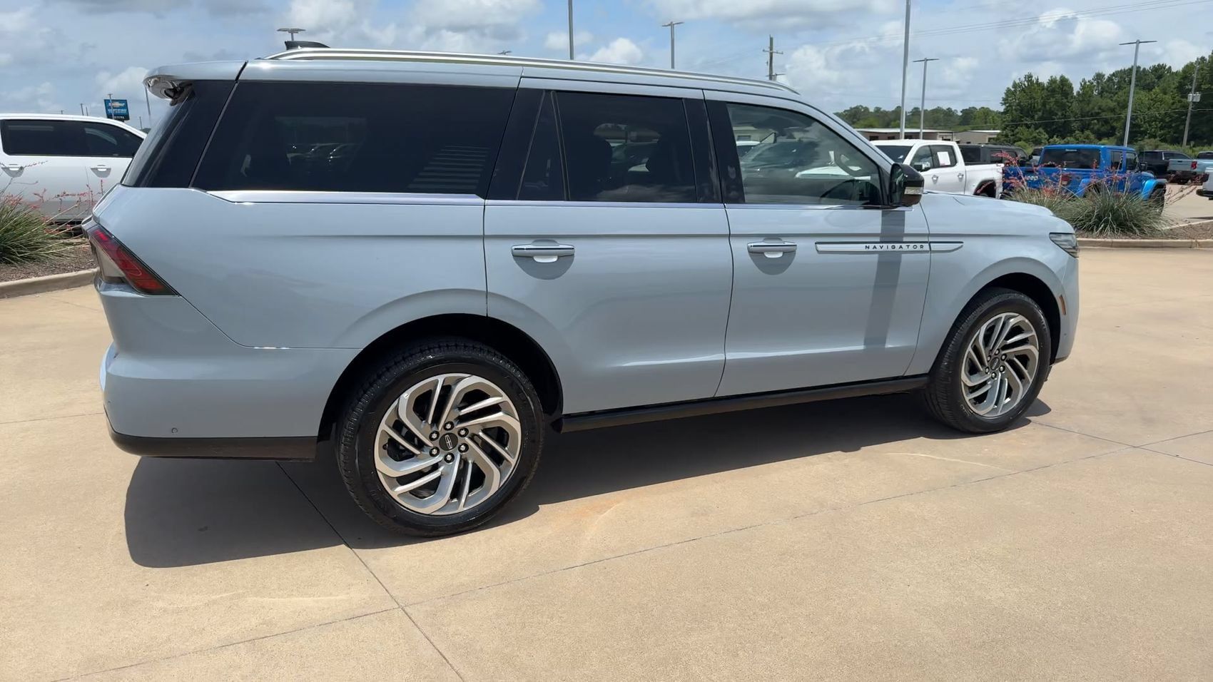 Used 2025 Lincoln Navigator Reserve AWD/4WD image 9