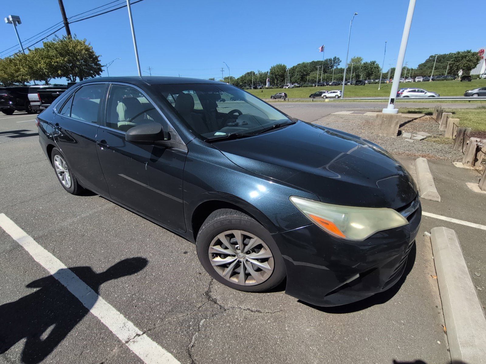 Used 2016 Toyota Camry LE FWD image 2