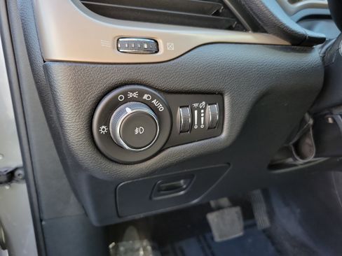 Used 2017 Jeep Cherokee Latitude w/ Cold Weather Group image 22