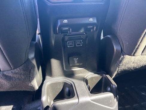 Used 2020 Jeep Wrangler Unlimited Sahara image 28