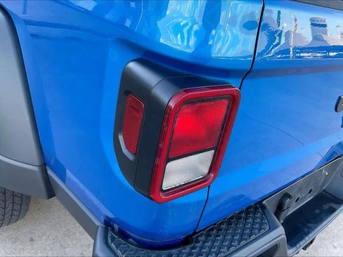 Used 2024 Jeep Gladiator Sport image 28