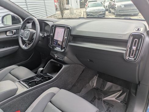 Used 2023 Volvo XC40 Recharge Core image 30