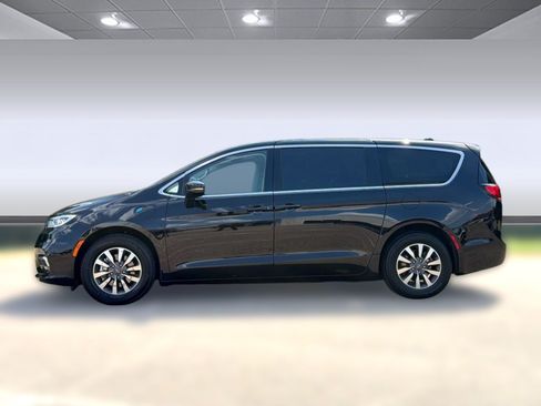 Used 2024 Chrysler Pacifica Touring-L FWD image 2