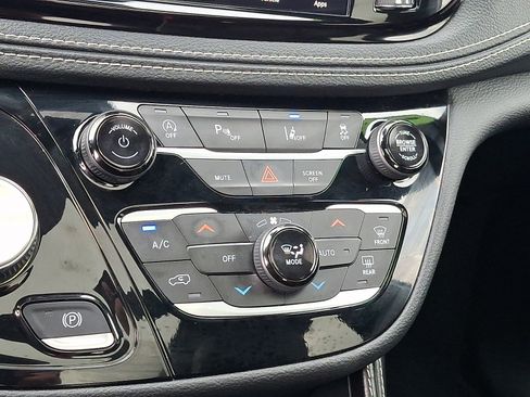 Used 2025 Chrysler Pacifica Limited FWD image 16