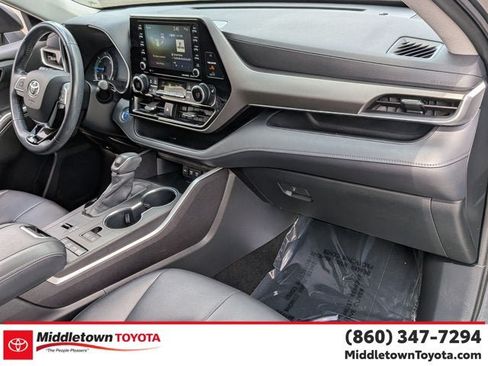 Used 2020 Toyota Highlander XLE AWD/4WD image 38