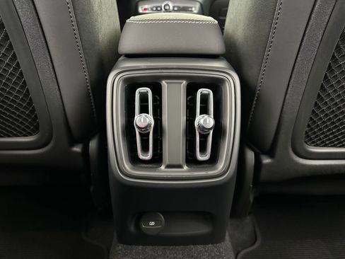 Used 2023 Volvo XC40 Recharge Plus image 33