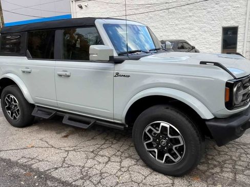 Used 2023 Ford Bronco Outer Banks image 2