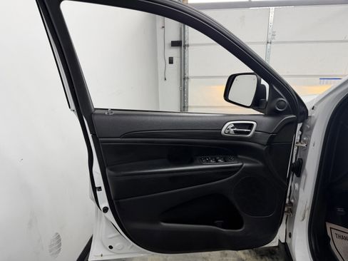 Used 2021 Jeep Grand Cherokee Laredo image 12