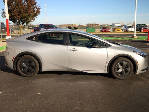 Used 2025 Toyota Prius LE image 4