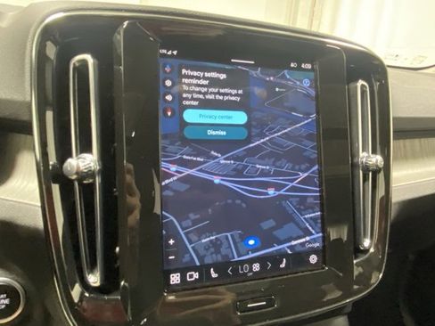 Used 2025 Volvo XC40 B5 Plus image 18