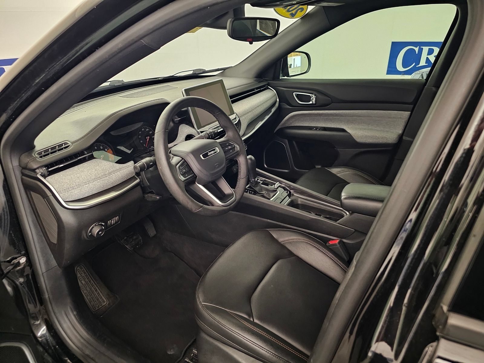 Used 2024 Jeep Compass Latitude AWD/4WD image 3