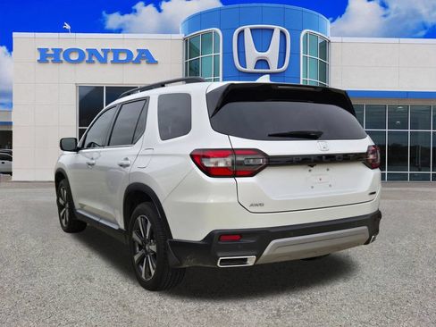 Used 2025 Honda Pilot Touring image 4