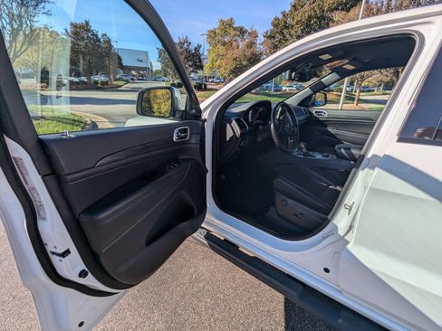 Used 2022 Jeep Grand Cherokee Laredo X image 8