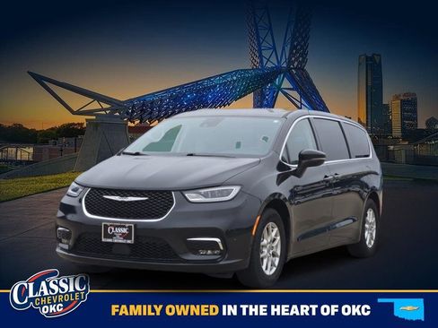 Used 2023 Chrysler Pacifica Touring-L FWD image 3