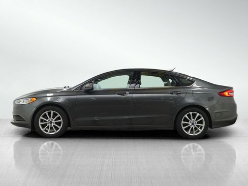 Used 2017 Ford Fusion SE w/ Fusion SE Technology Package FWD image 2