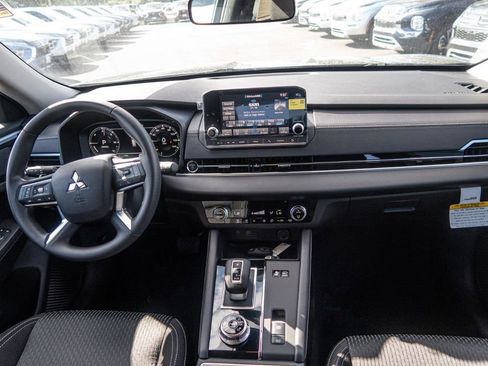 New 2024 Mitsubishi Outlander ES image 18