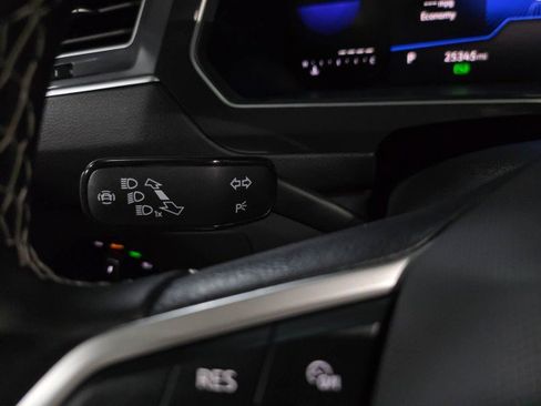 Used 2024 Volkswagen Tiguan SE w/ Panoramic Sunroof Package image 22