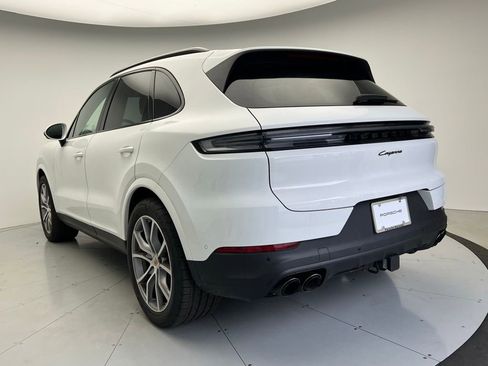 Used 2025 Porsche Cayenne AWD/4WD image 3