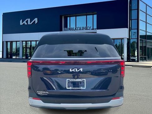 Certified 2025 Kia Carnival EX FWD image 5