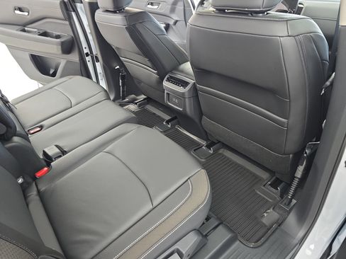 New 2025 Nissan Pathfinder SL image 11