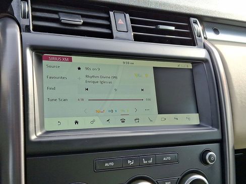 Used 2020 Land Rover Discovery Landmark image 24