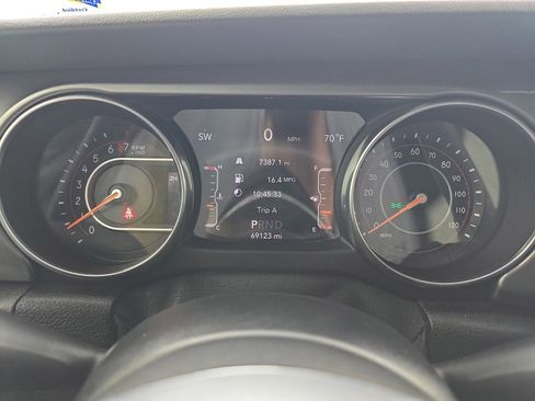 Used 2019 Jeep Wrangler Unlimited Sahara w/ Uconnect 4C Nav & Sound Group AWD/4WD image 22