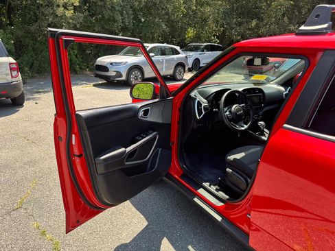Used 2023 Kia Soul LX w/ LX Technology Package image 12