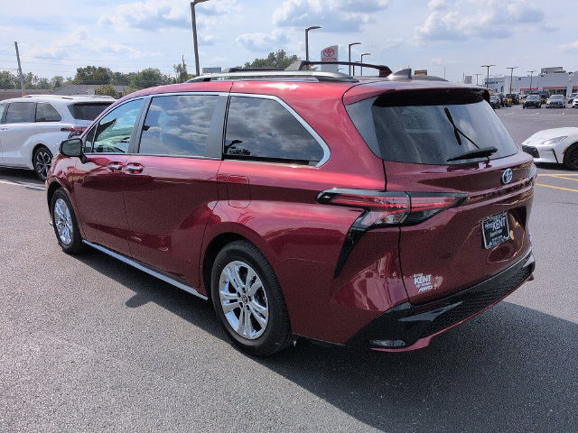 Used 2022 Toyota Sienna XSE w/ XSE Plus Package AWD/4WD image 5