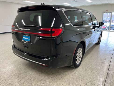 Used 2024 Chrysler Pacifica Touring-L FWD image 5
