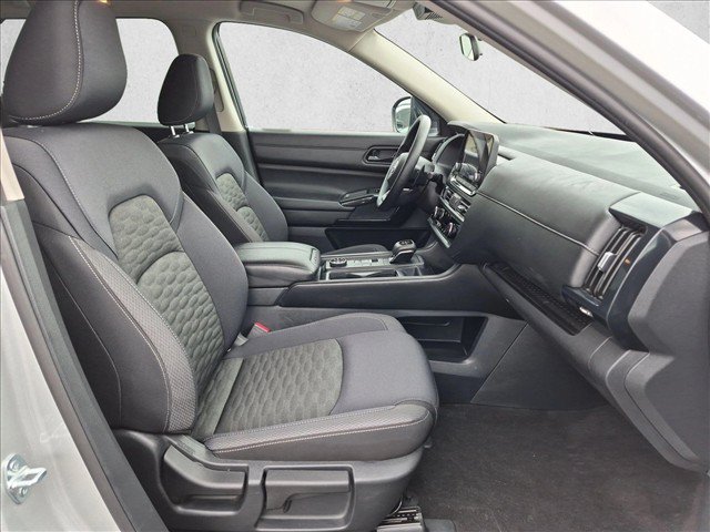 Used 2025 Nissan Pathfinder S AWD/4WD image 19