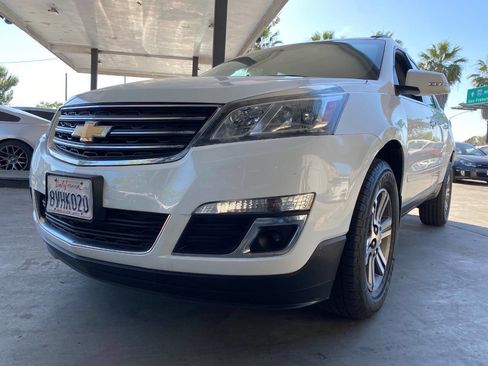 Used 2017 Chevrolet Traverse LT FWD image 2