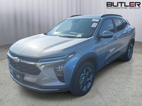 Used 2025 Chevrolet Trax LT FWD image 2