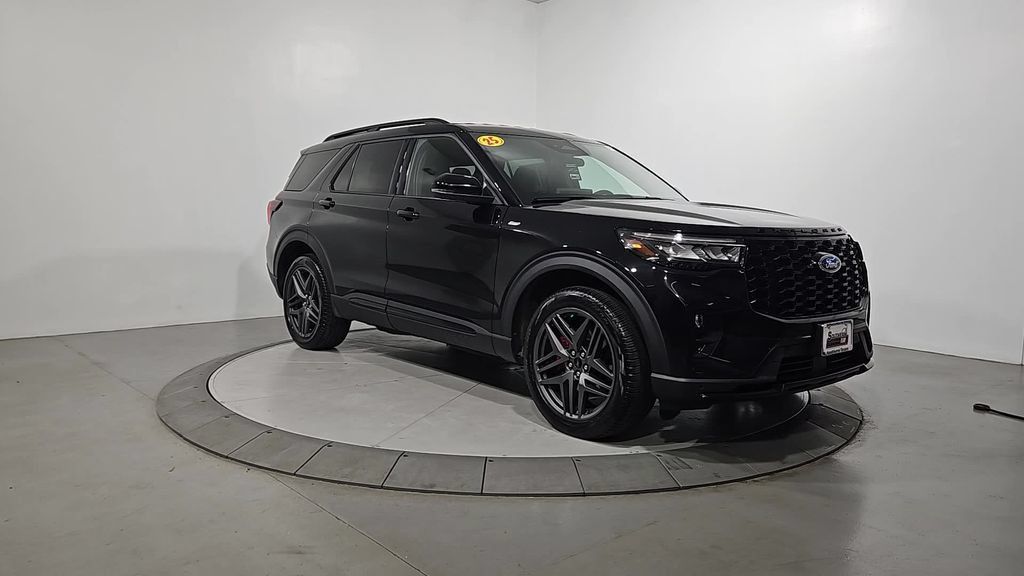 Used 2025 Ford Explorer ST-Line w/ ST-Line Street Pack AWD/4WD image 8