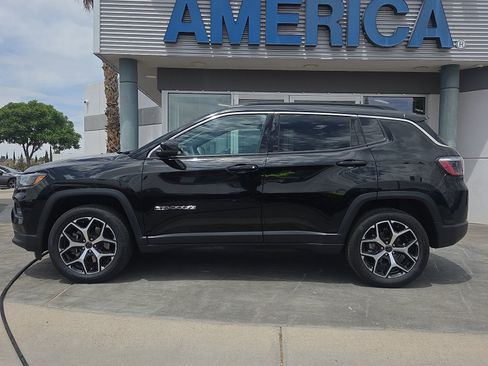 Used 2025 Jeep Compass Limited AWD/4WD image 3