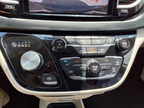 Used 2023 Chrysler Pacifica Touring-L FWD image 21
