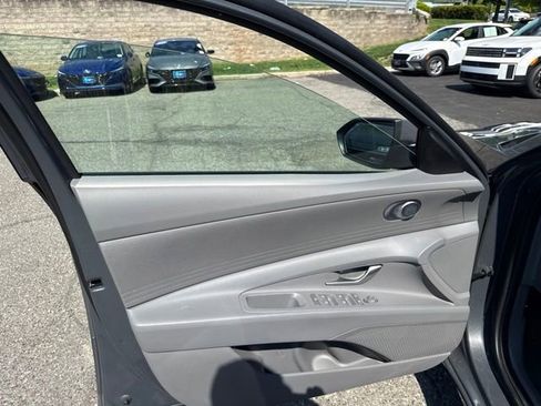 Used 2025 Hyundai Elantra SE FWD image 30