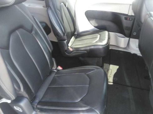 Certified 2024 Chrysler Pacifica Touring-L FWD image 9