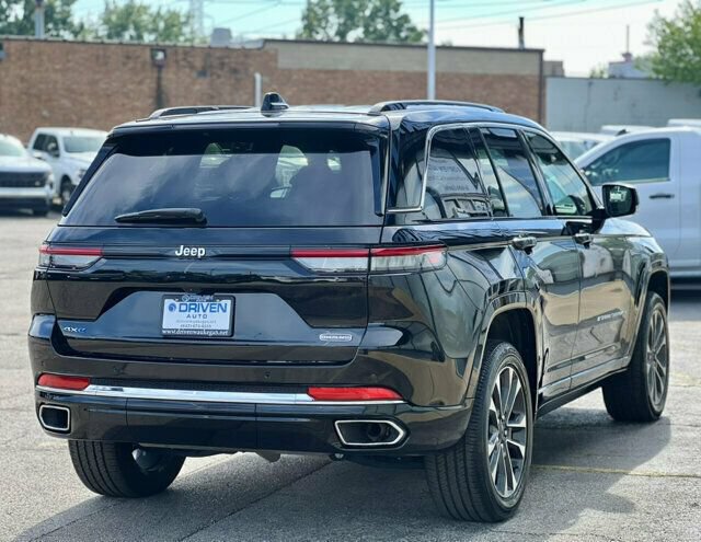 Used 2023 Jeep Grand Cherokee Overland AWD/4WD image 5