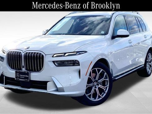 Used 2025 BMW X7 xDrive40i w/ Premium Package image 2