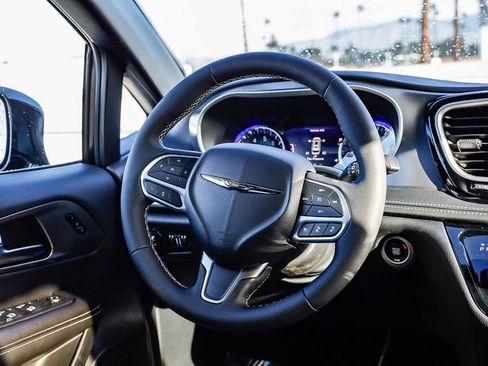 New 2026 Chrysler Pacifica Select AWD/4WD image 18