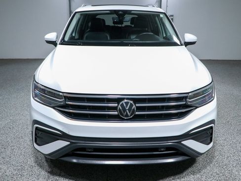 Used 2023 Volkswagen Tiguan SE w/ Panoramic Sunroof Package FWD image 4
