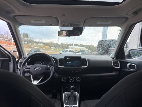 Used 2021 Hyundai Venue SEL w/ Premium Package image 13