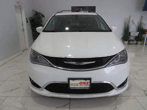 Used 2017 Chrysler Pacifica Touring-L FWD image 8
