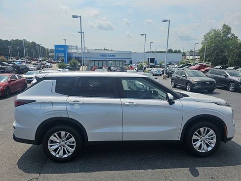 Used 2025 Mitsubishi Outlander ES FWD image 8