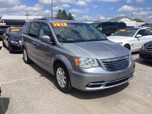 Used 2016 Chrysler Town & Country Touring image 2