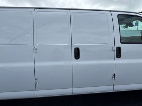 New 2025 Chevrolet Express 2500 Extended w/ Enhanced Convenience Package image 10